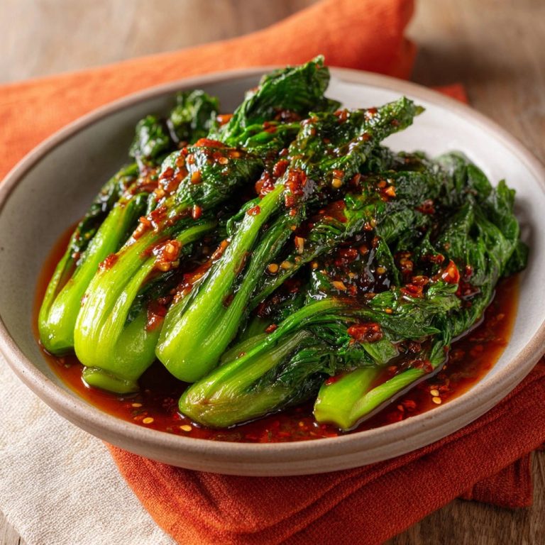 Bok Choy: Das Knackig-Grün-Geheimnis, serviert in einer Schüssel, bedeckt mit einer köstlichen, würzigen Sauce. Das Gericht ist fertig zum Genießen.