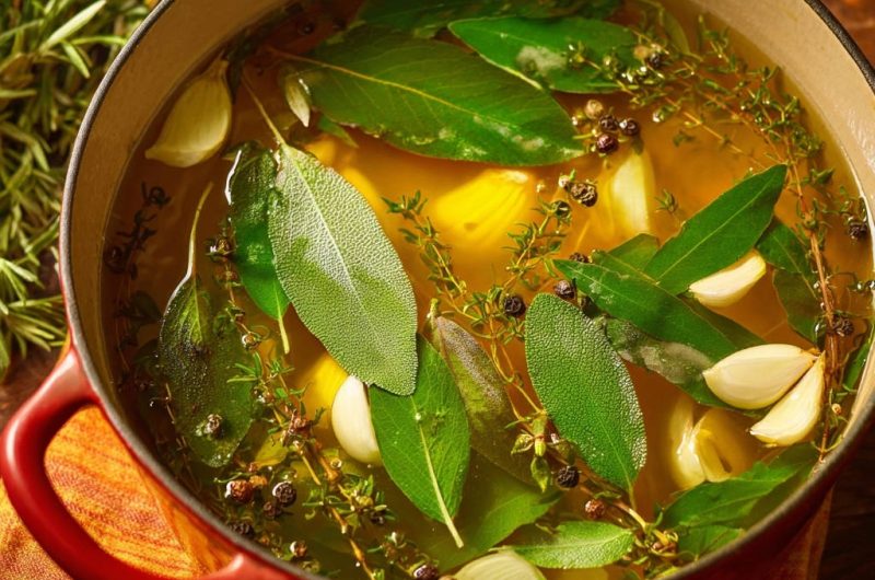 Hähnchen im Kräutersud
