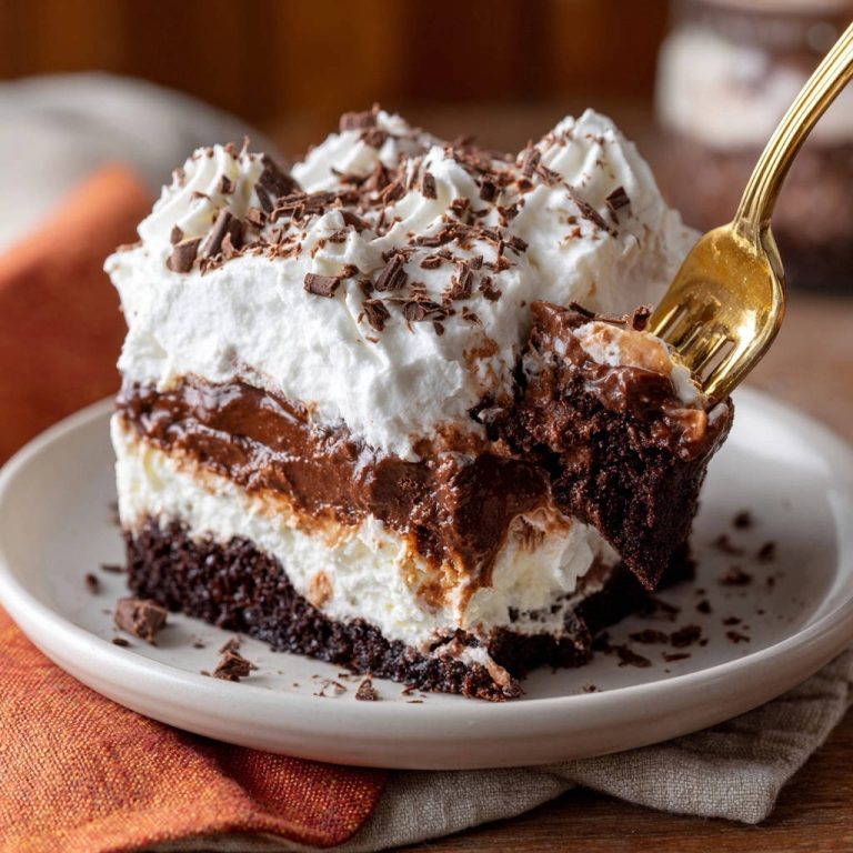 Himmlisches Schoko-Schichtdessert zeigt einen verführerischen Querschnitt, der die saftigen Schichten mit cremiger Schokosauce und Sahne enthüllt.