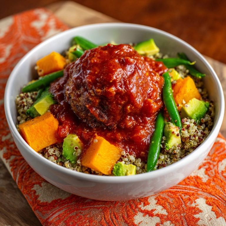 Hackbällchen Bowl mit Quinoa und Ofengemüse in Nahaufnahme: Eine köstliche Mahlzeit mit herzhaften Hackbällchen, frischem Gemüse und Quinoa.