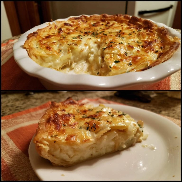 Herzhafte Kartoffel-Käse-Tarte mit Anschnitt, der die cremige Füllung und den knusprigen Boden zeigt. Ein köstliches Gericht.