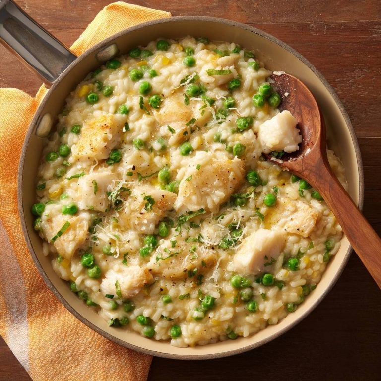 Cremiges Erbsen-Fisch-Risotto, serviert in einer Pfanne, mit Erbsen, Fisch und frisch geriebenem Käse. Ein köstliches Risotto-Gericht, das von oben betrachtet wird.