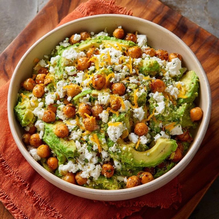 Knusprige Kichererbsen-Avocado-Bowl in einer Schüssel, serviert von oben, mit knusprigen Kichererbsen, Avocado und Feta-Käse.
