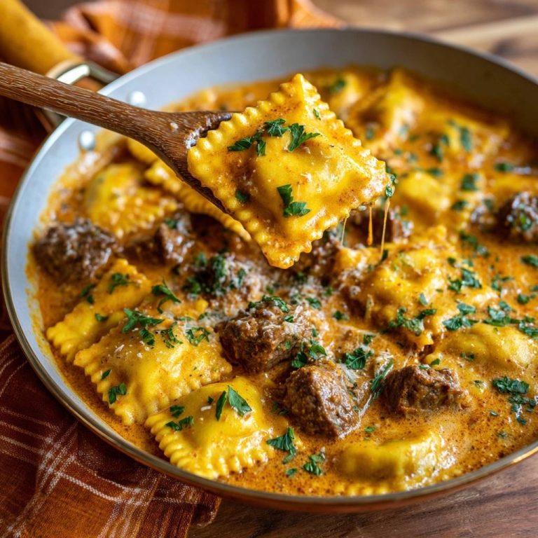Ravioli in cremiger Rindfleisch-Curry-Sauce in Nahaufnahme, von einem Holzlöffel gehoben, mit frischer Petersilie garniert.