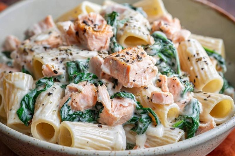 Rigatoni mit Lachs und Spinat
