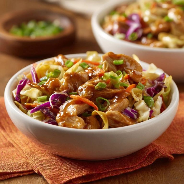 Asiatischer Hähnchen-Kraut-Wok serviert in einer weißen Schüssel, mit knackigem Kraut und saftigem Hähnchen bedeckt.