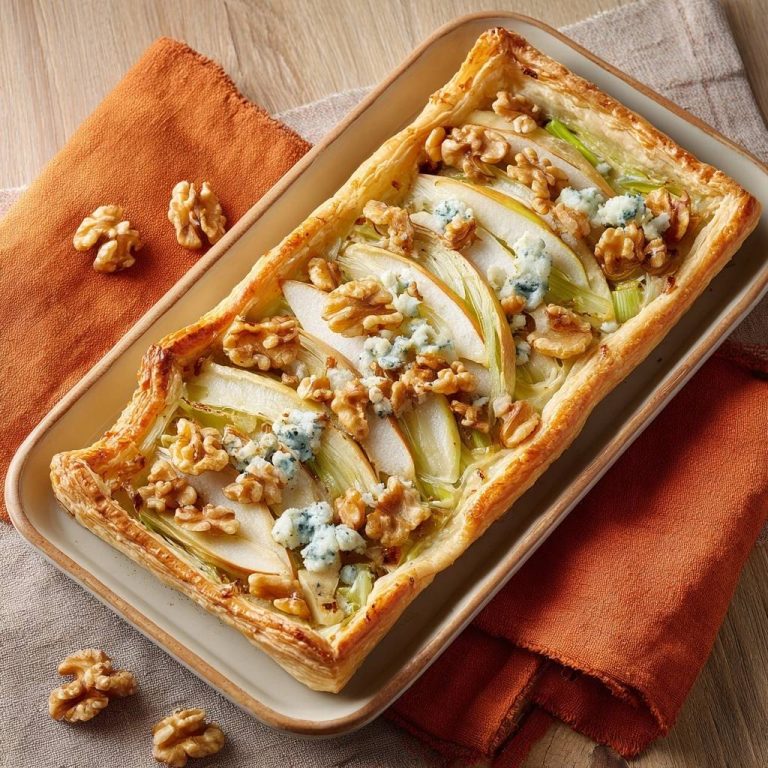 Herzhafte Blätterteig-Tarte mit Birne und Gorgonzola: Eine köstliche Tarte mit Birnenscheiben, Gorgonzola und Walnüssen, aus der Vogelperspektive.