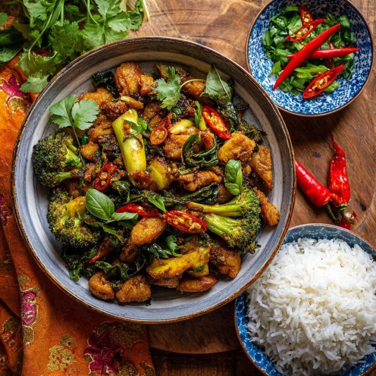 Knuspriges Chili-Hähnchen mit Brokkoli in einer Schüssel aus der Vogelperspektive, serviert mit Reis und Chilischoten.