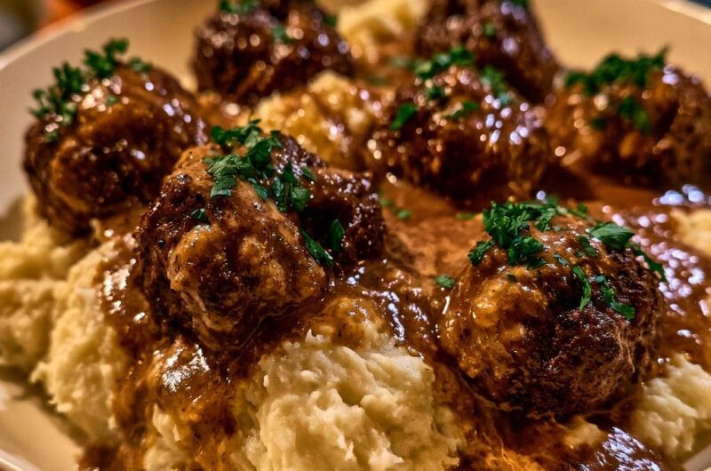Saftige Rinderhackbällchen auf Kartoffelpüree