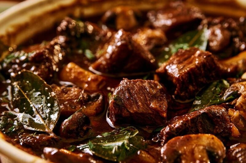 Zartes Rindergulasch mit Pilzen